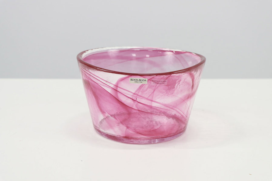 Rosa glasskål "Mine" Ulrica Hydman Vallien för Kosta Boda_22292a_8dbb2aa5601af20_lg.jpeg