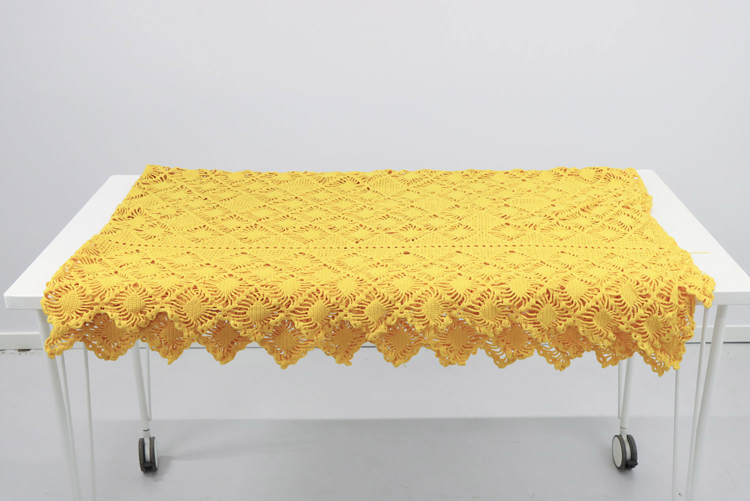 Virkad sängöverkast i gult Auktion.se